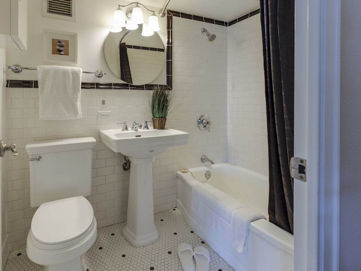Full Bathroom Remodel in Birmingham, AL, the bathroom before the renovation